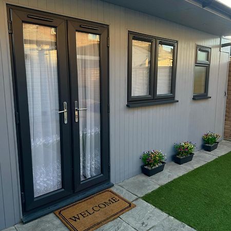 Cozy Cabin London Exterior photo